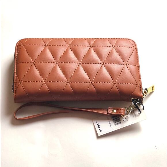 Cute BCBGeneration Tara Quilted Boxed Wristlet - Picture 2 of 10